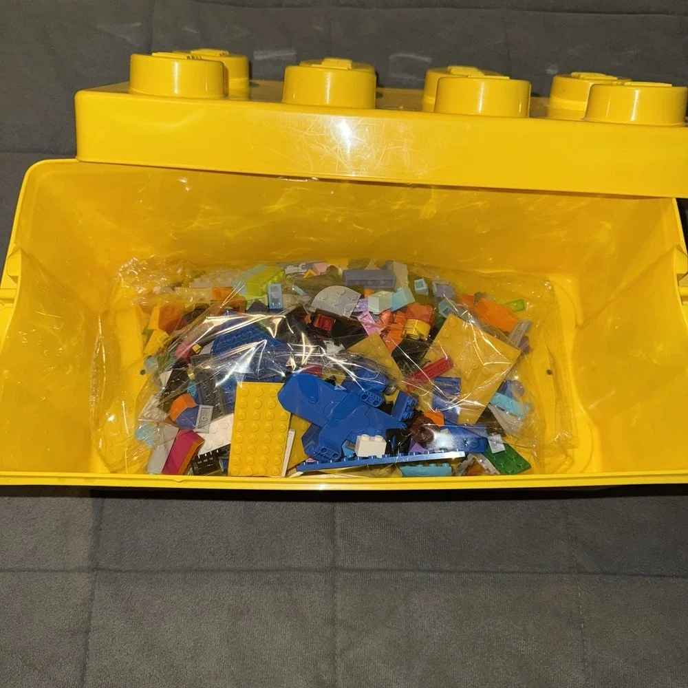 LEGO Classic Creative Brick Box Yellow Storage Bin 8 Stud & Mixed LEGO Lot